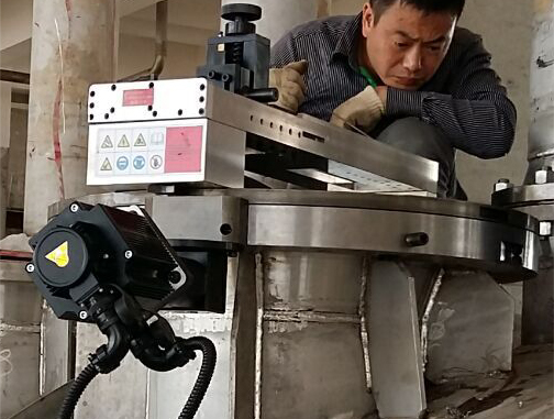 法蘭面端加工機現(xiàn)場